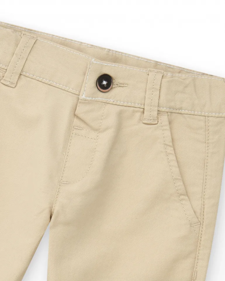 Pantalón largo beige para niño con bolsillos y dobladillo enrollado
