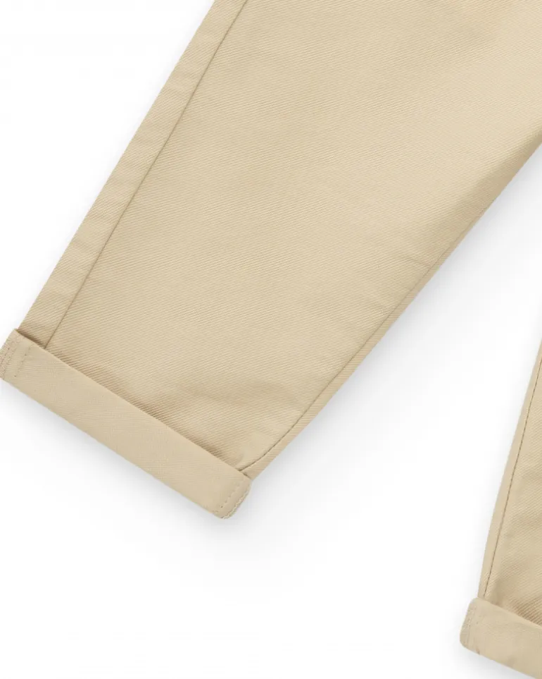 Pantalón largo beige para niño con bolsillos y dobladillo enrollado