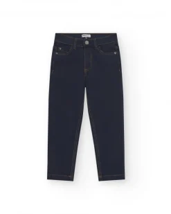 Pantalón para niño en azul marino con bolsillos y pespuntes en contraste.