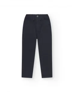 Pantalón para niño en azul marino con cintura ajustable y bolsillos laterales.