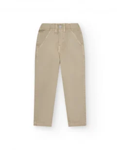 Pantalón para niño en color beige con bolsillos laterales y cintura ajustable.