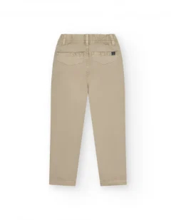 Pantalón para niño en color beige con bolsillos laterales y cintura ajustable.