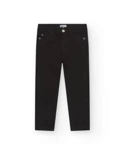 Pantalón para niño en negro con diseño ajustado y bolsillos funcionales.