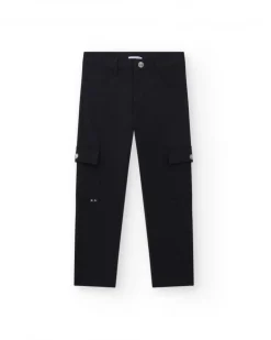 Pantalón para niño en negro con bolsillos y cierre con botón