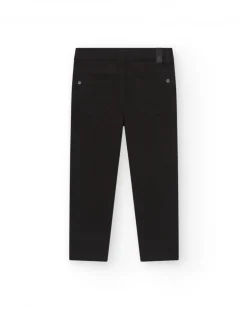 Pantalón para niño en negro con diseño ajustado y bolsillos funcionales.