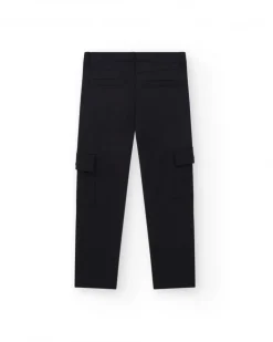 Pantalón para niño en negro con bolsillos y cierre con botón