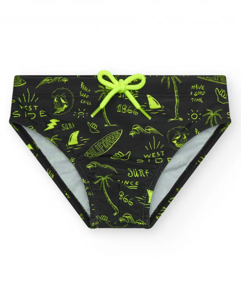 Slip de baño para niño en negro con estampado surfero y cordón flúor.