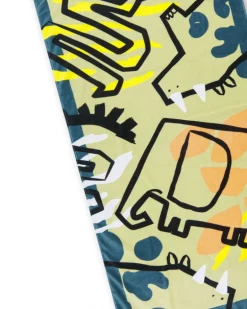 Toalla verde para niño con estampado de dinosaurios