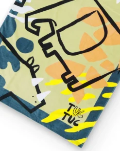 Toalla verde para niño con estampado de dinosaurios