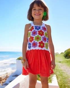 Vestido rojo para niña con falda de plana y cuerpo de crochet floral